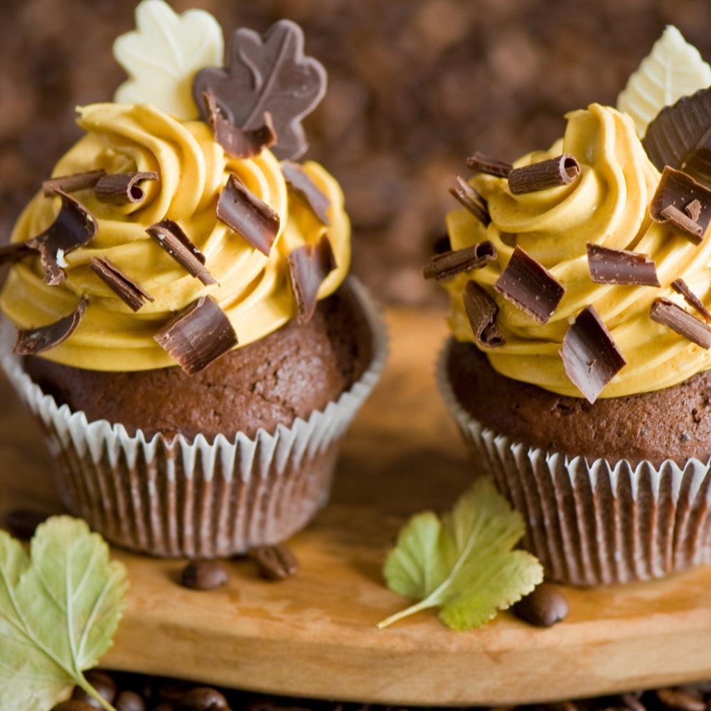 Розочка из крема на шоколадном кексе