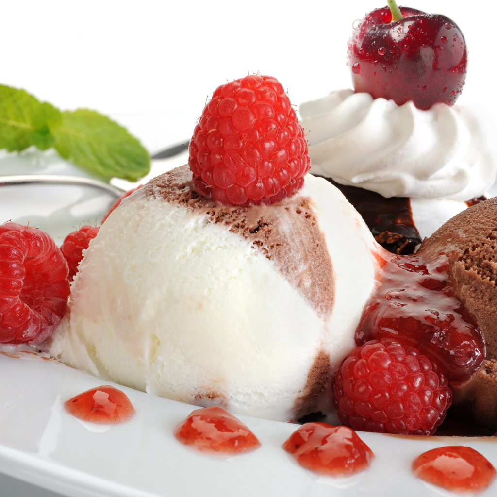 Мороженое пломбир с малиной