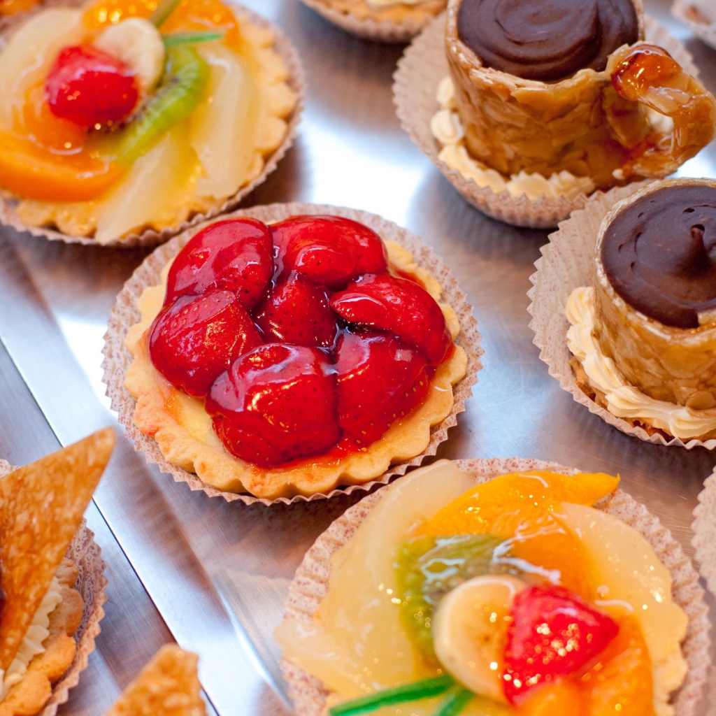 Выбор десертов на столе