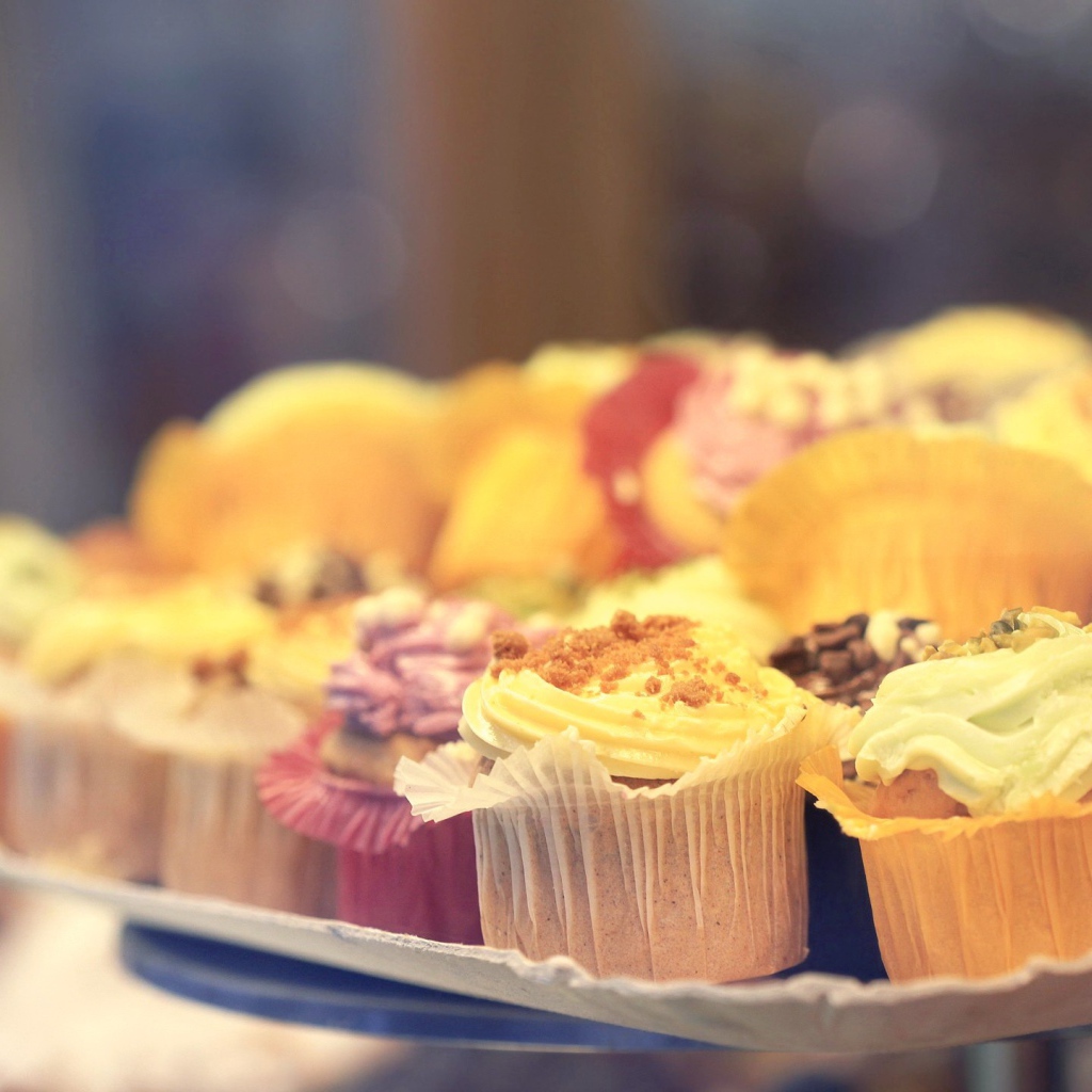 Небольшие круглые кексы с кремом