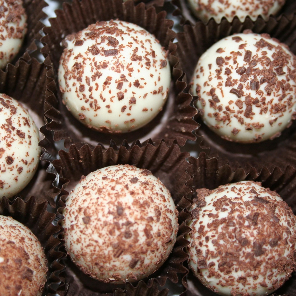 Белые конфеты с шоколадной посыпкой