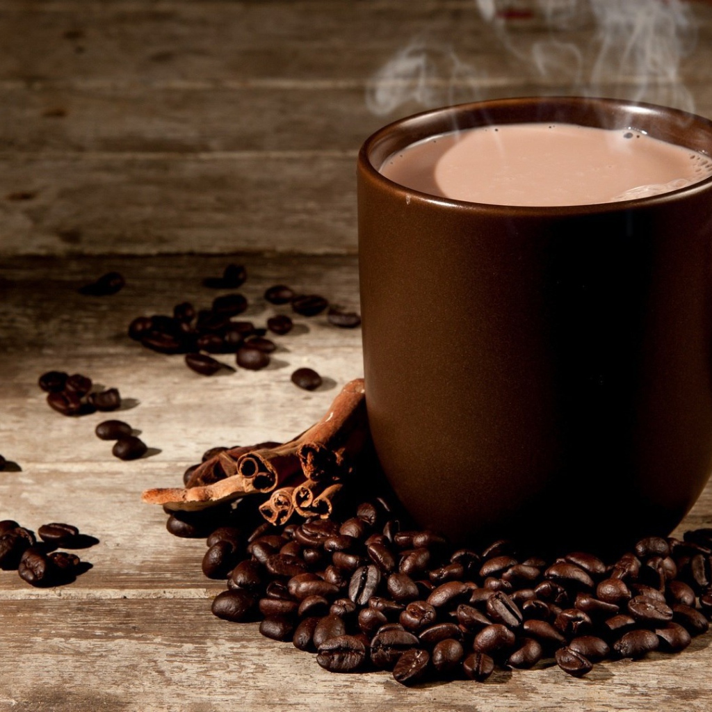 Чашка свежего ароматного кофе с ванилью