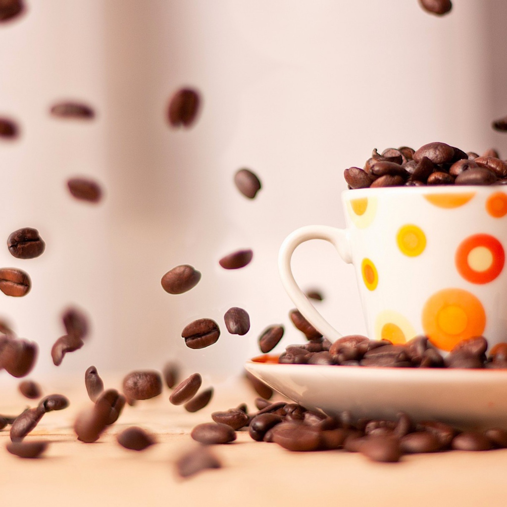 Чашка с кофе в зернах