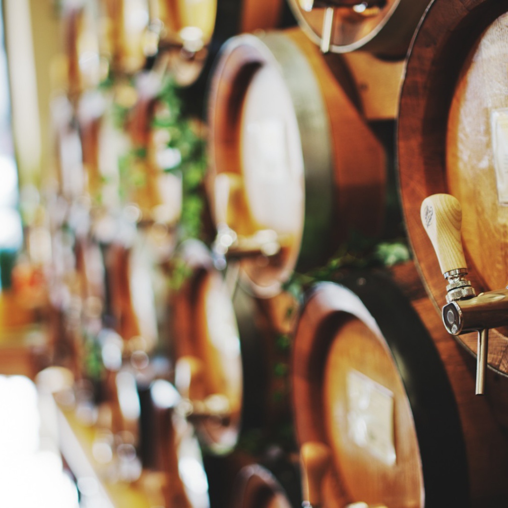 Бочки со старым вином