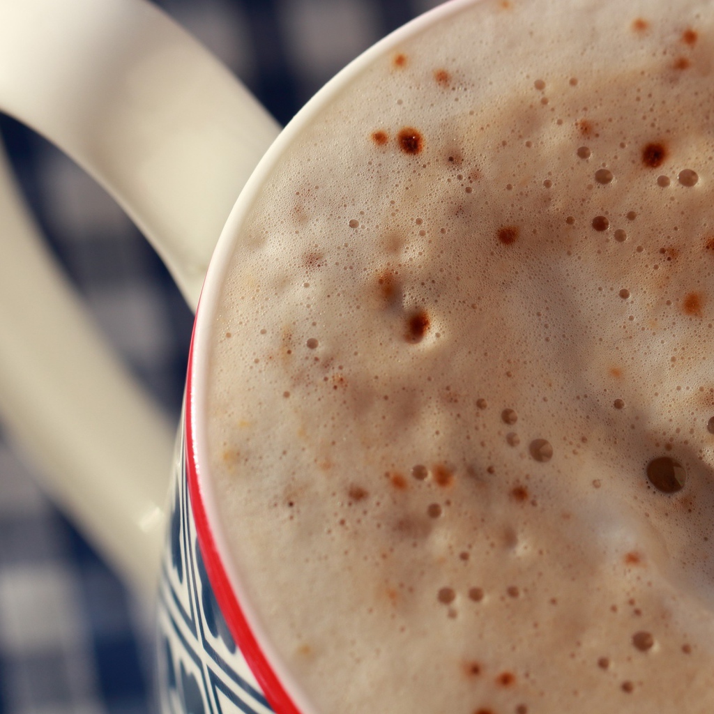 Коричневые точки на пенке кофе