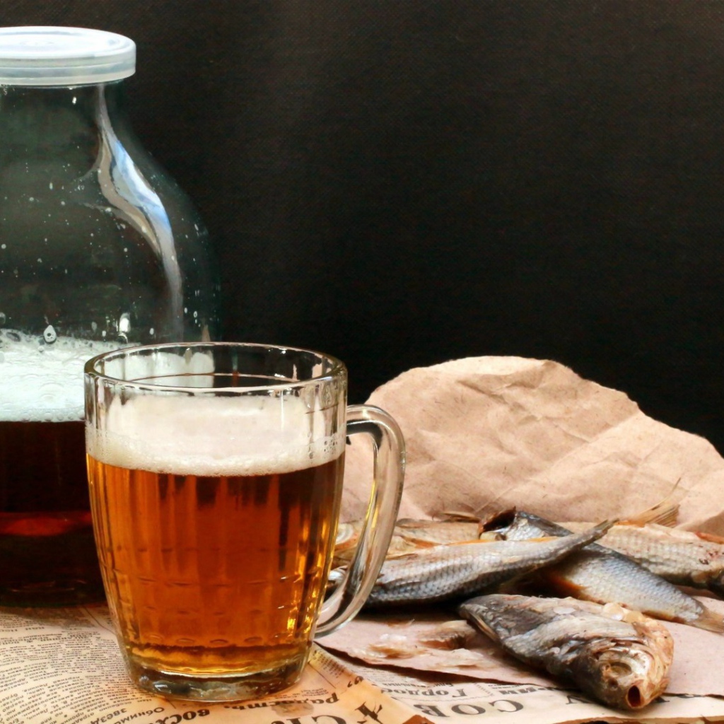 Банка пива с сушеной рыбой
