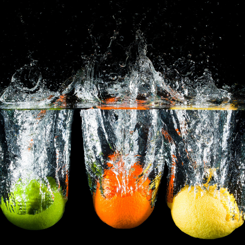 Цитрусы в брызгах воды