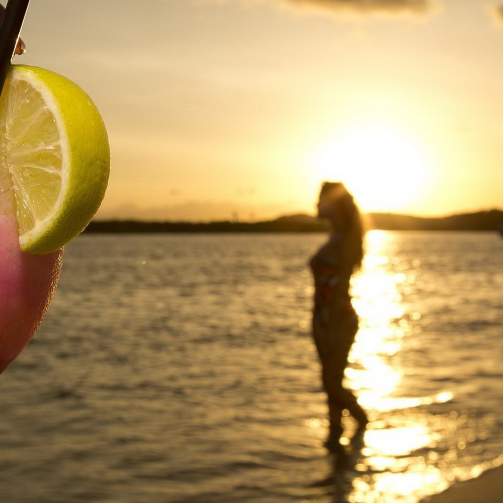 Коктейль с фруктами на вечернем пляже