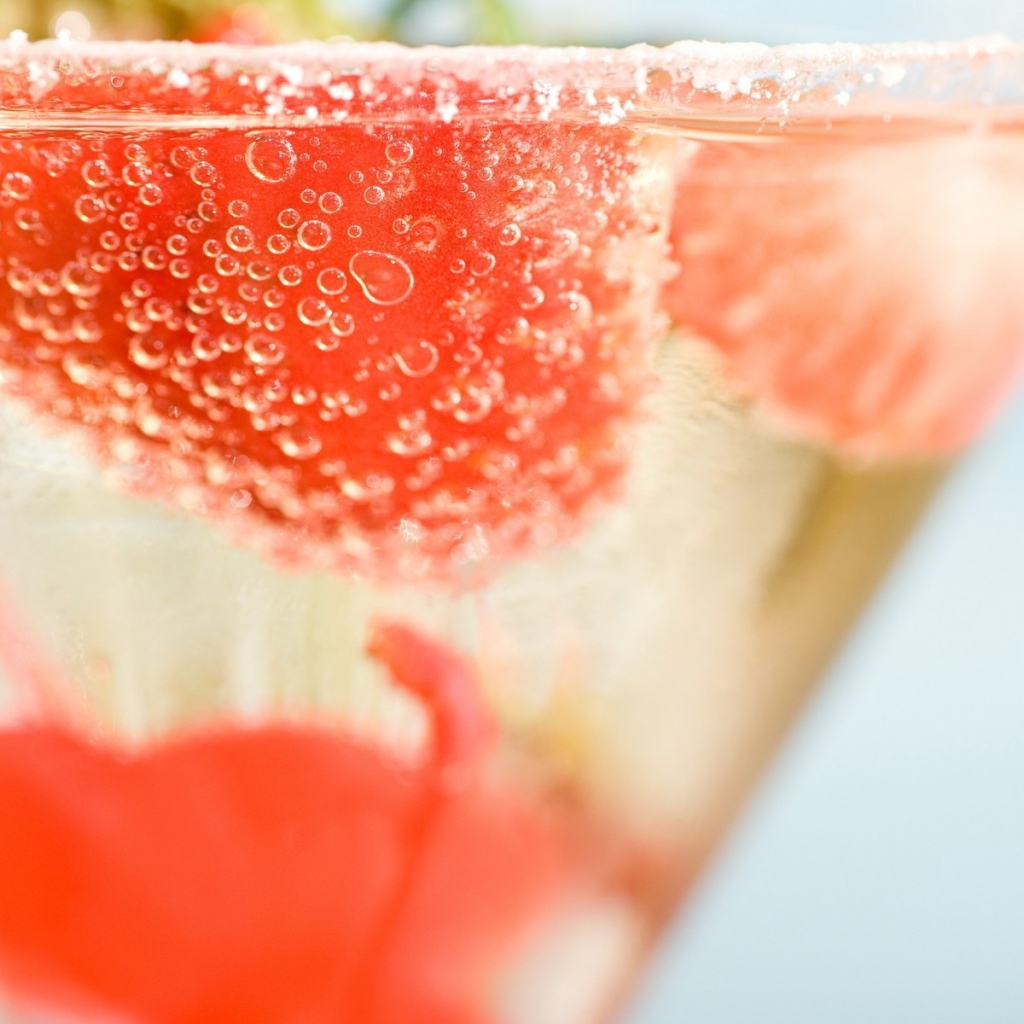 Коктейль с кусочками клубники