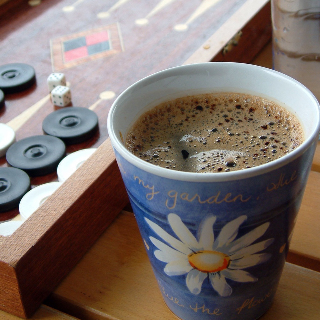 Кофе за игрой в нарды