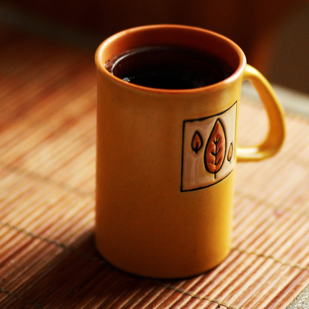 Кофе в высокой желтой чашке