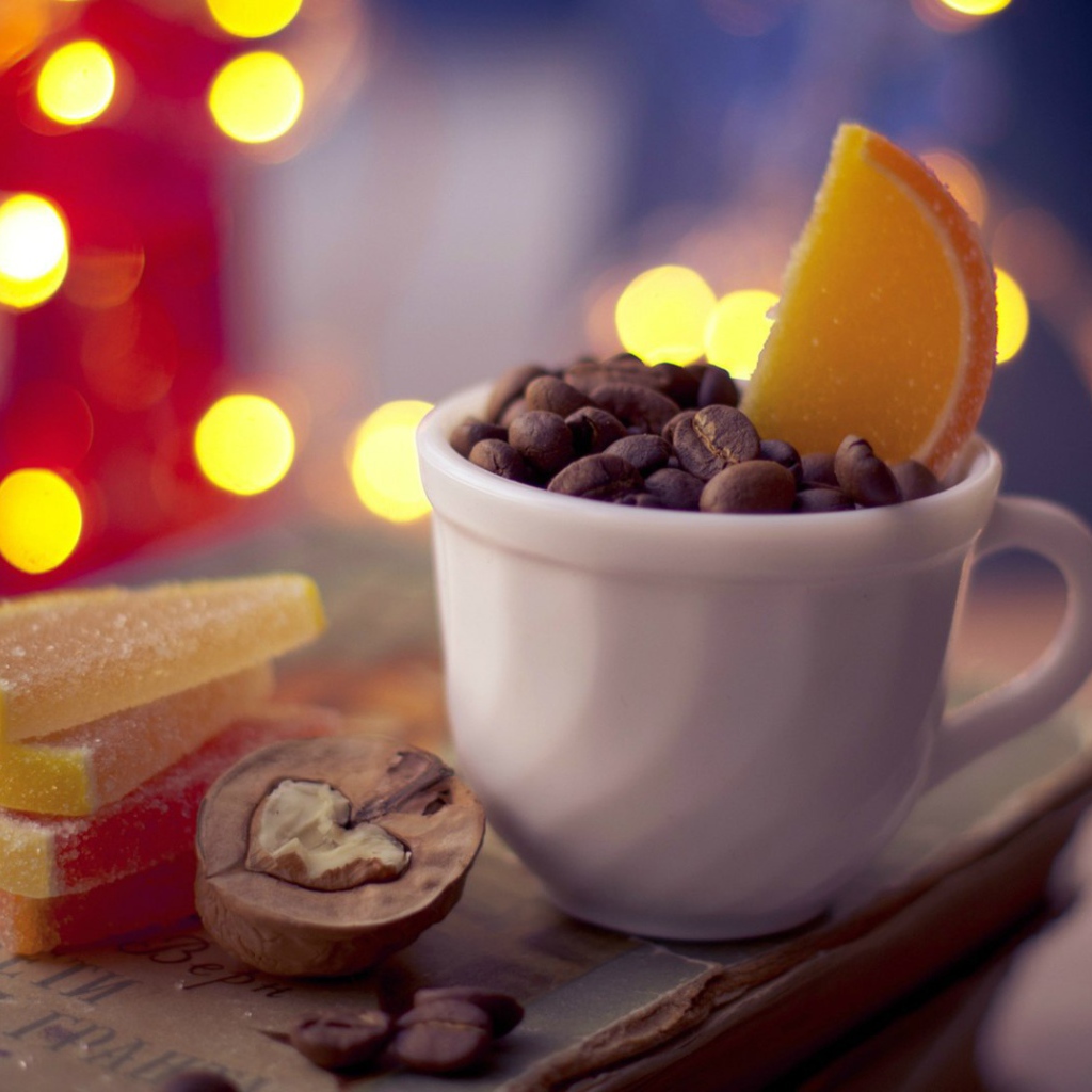 Кофе с мармеладом и орехами