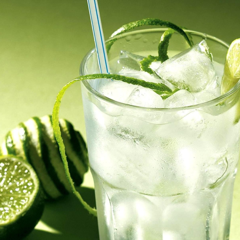 Напиток из сока лайма со льдом
