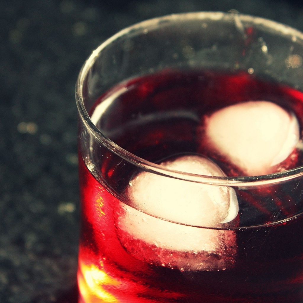 Кубики льда в стакане с соком