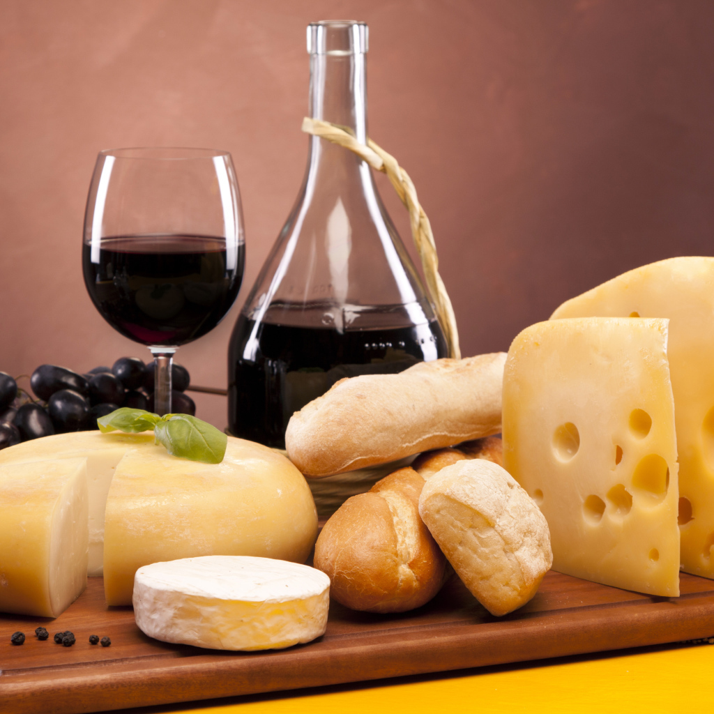 Красное вино и сыр