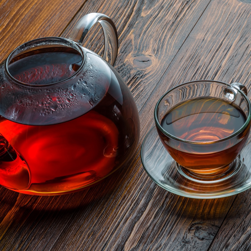 Чай в прозрачном чайнике