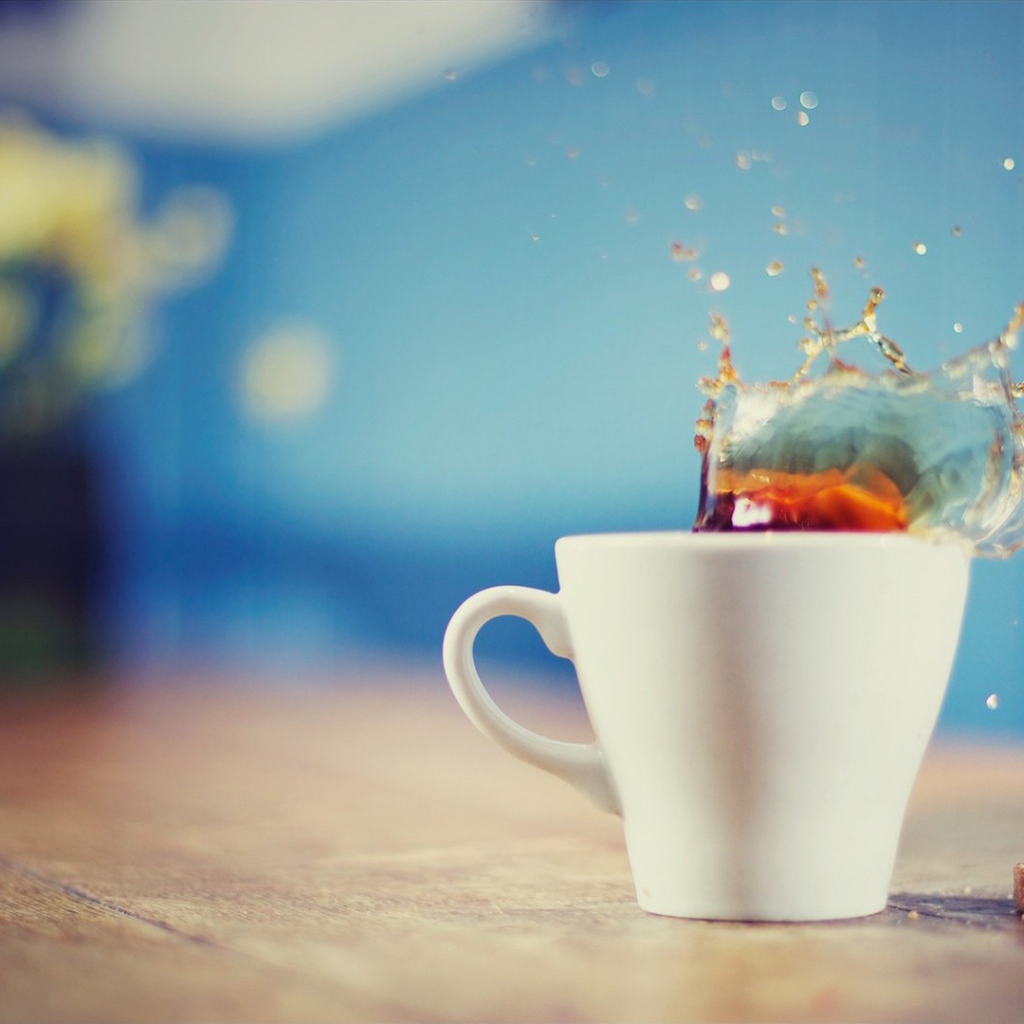 Чай расплескался из белой чашки