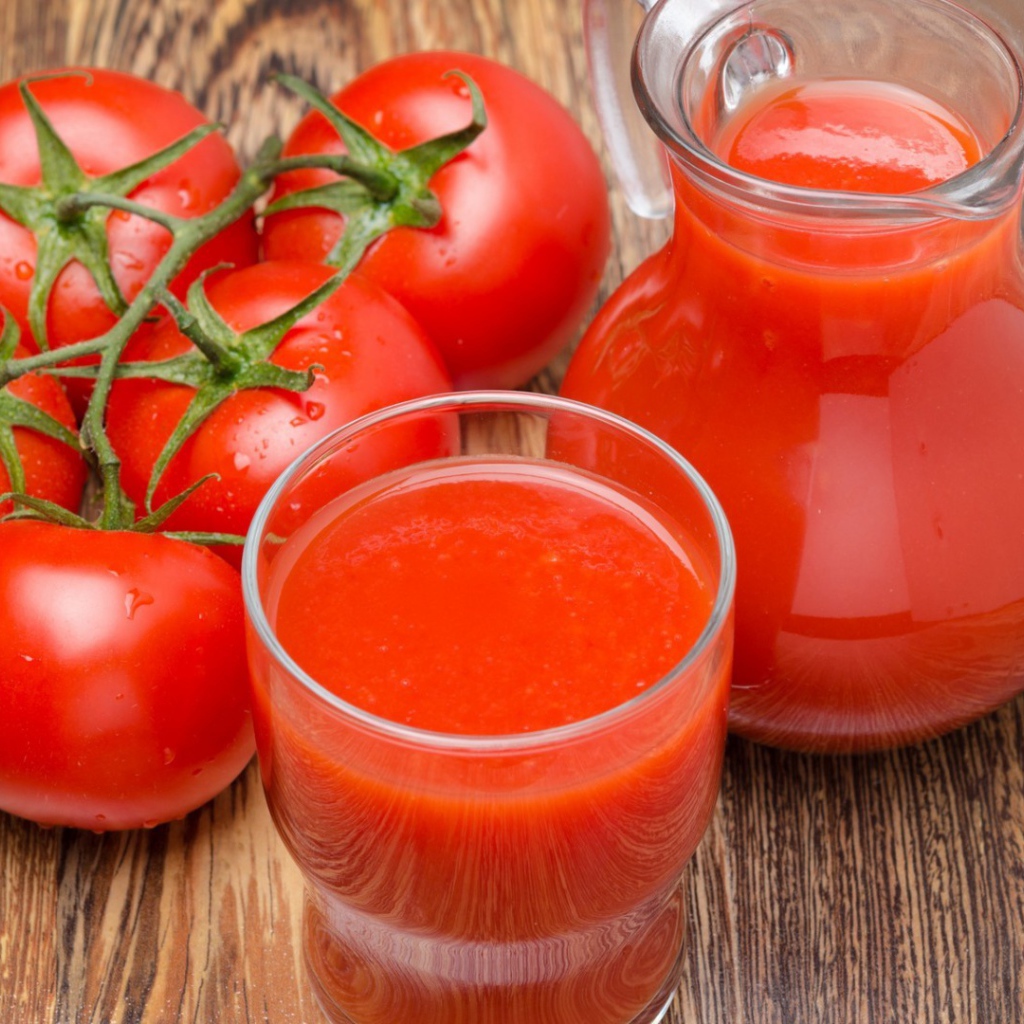 Густой томатный сок на столе