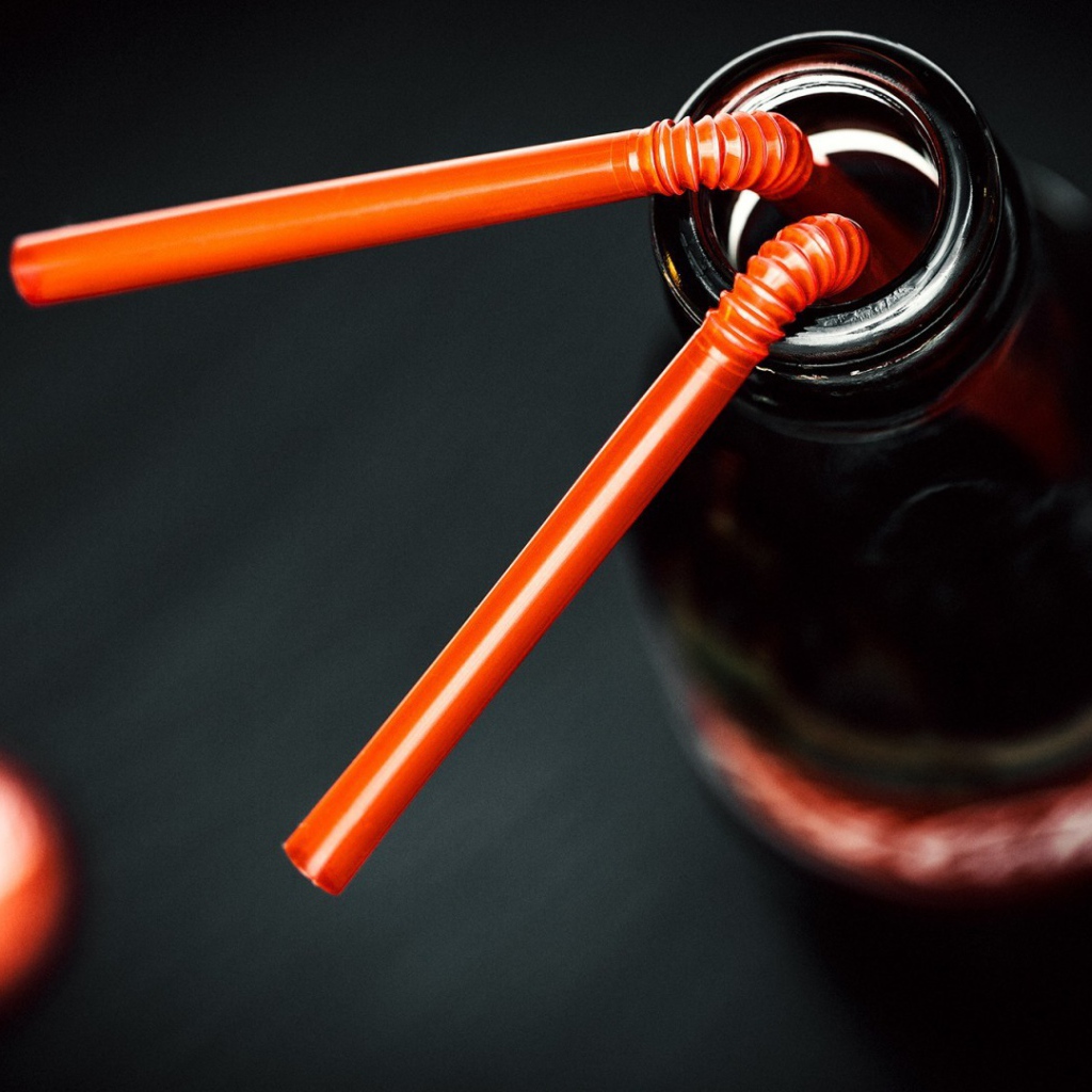 Трубочки в бутылке Кока-Колы