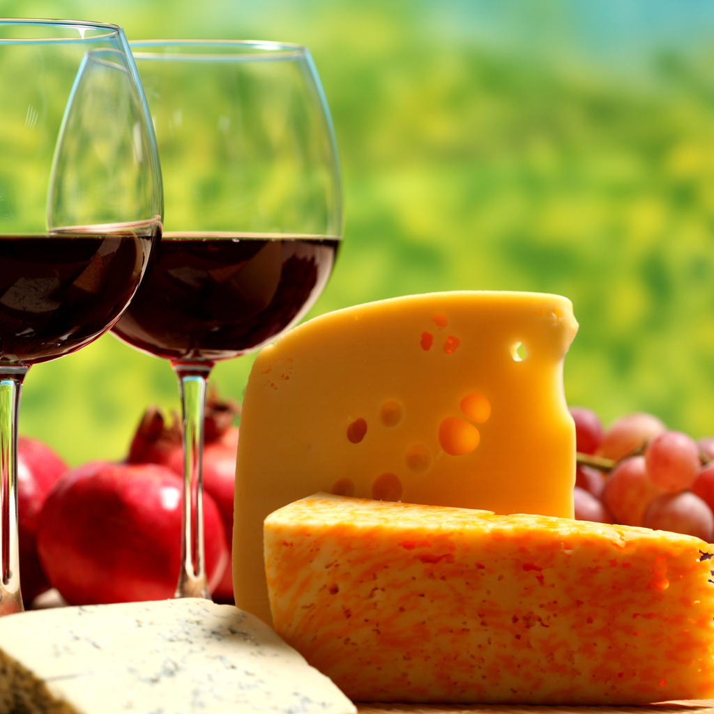 Два бокала вина и сыр