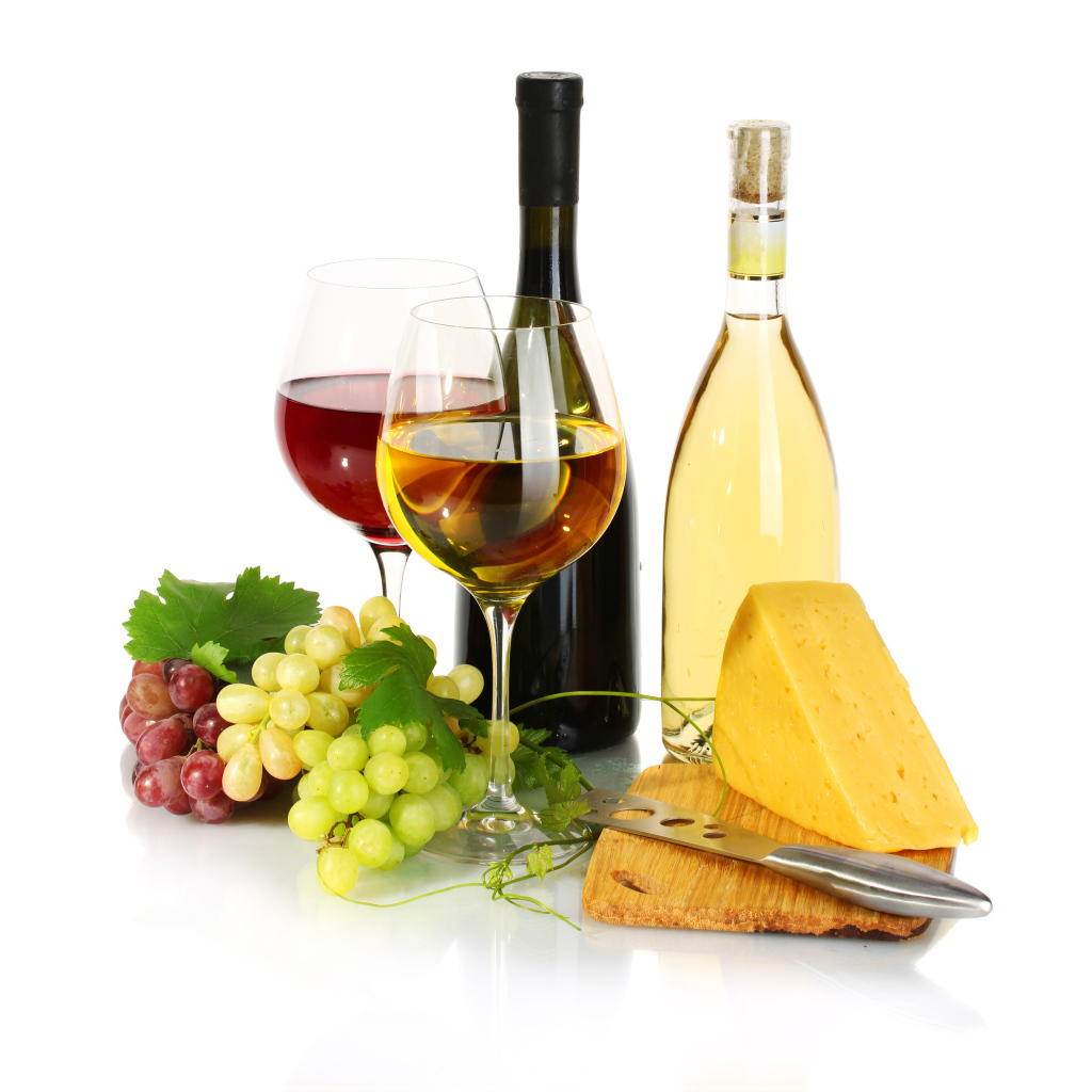 Два бокала вина виноград и сыр