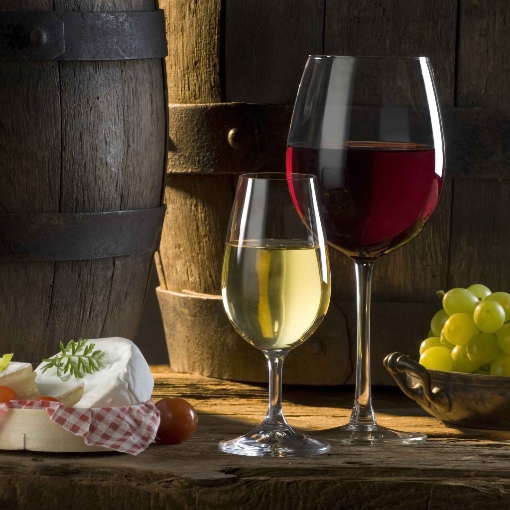 Два бокала с красным и белым вином