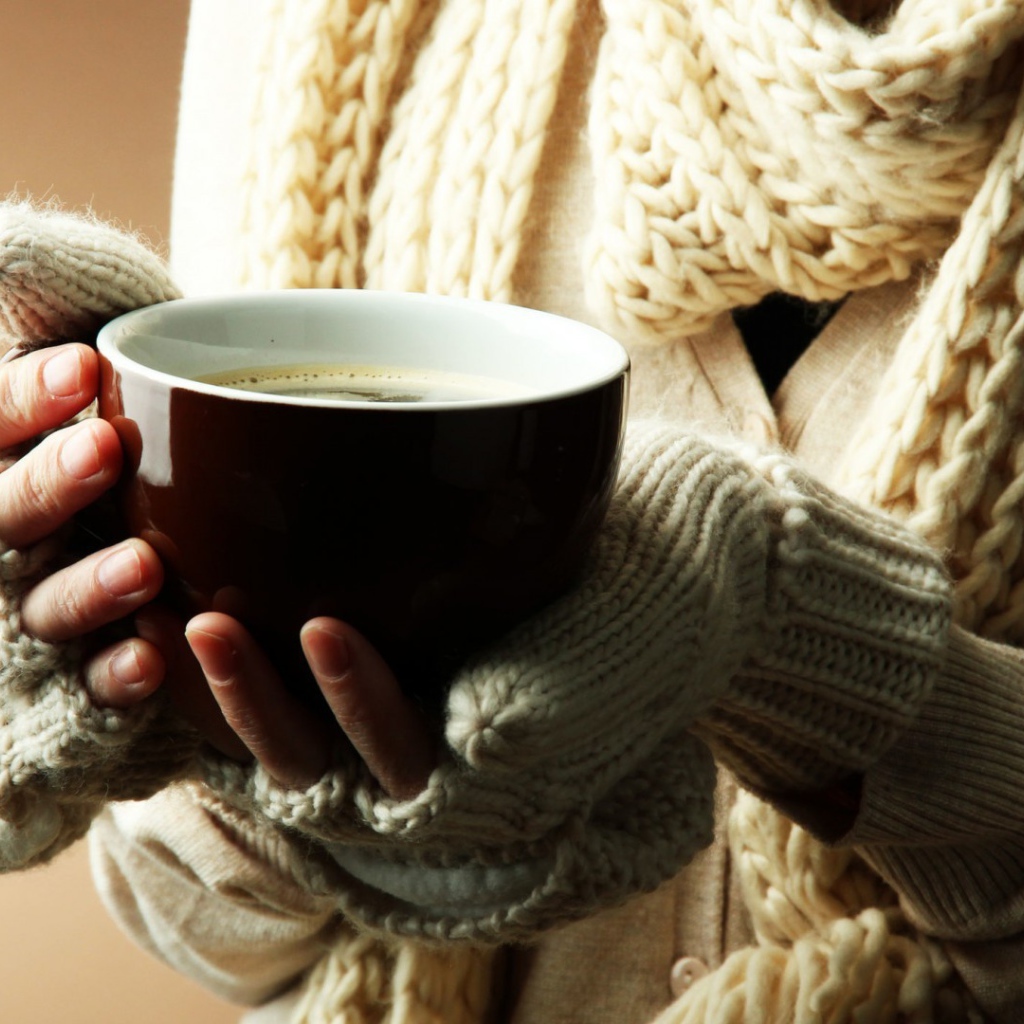 Чашка согревающего ароматного кофе