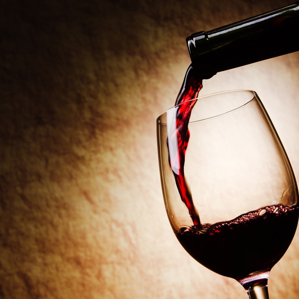 Вино льется в бокал