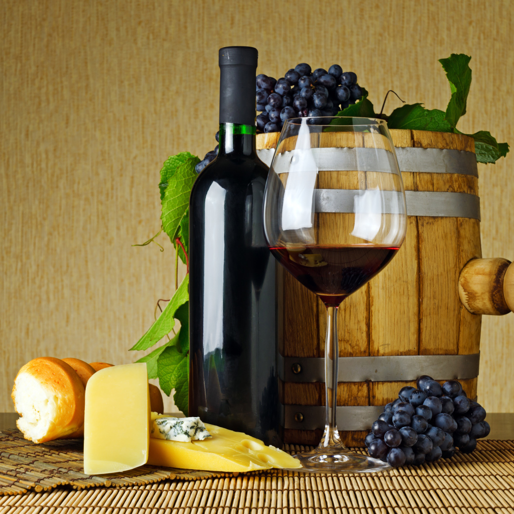Бочонок вина и бокал