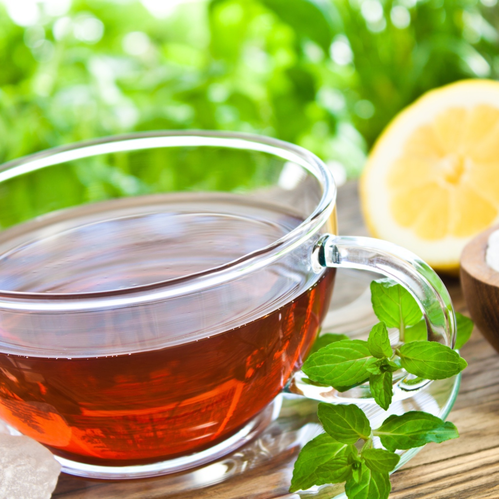 Чай с мятой в стеклянной чашке