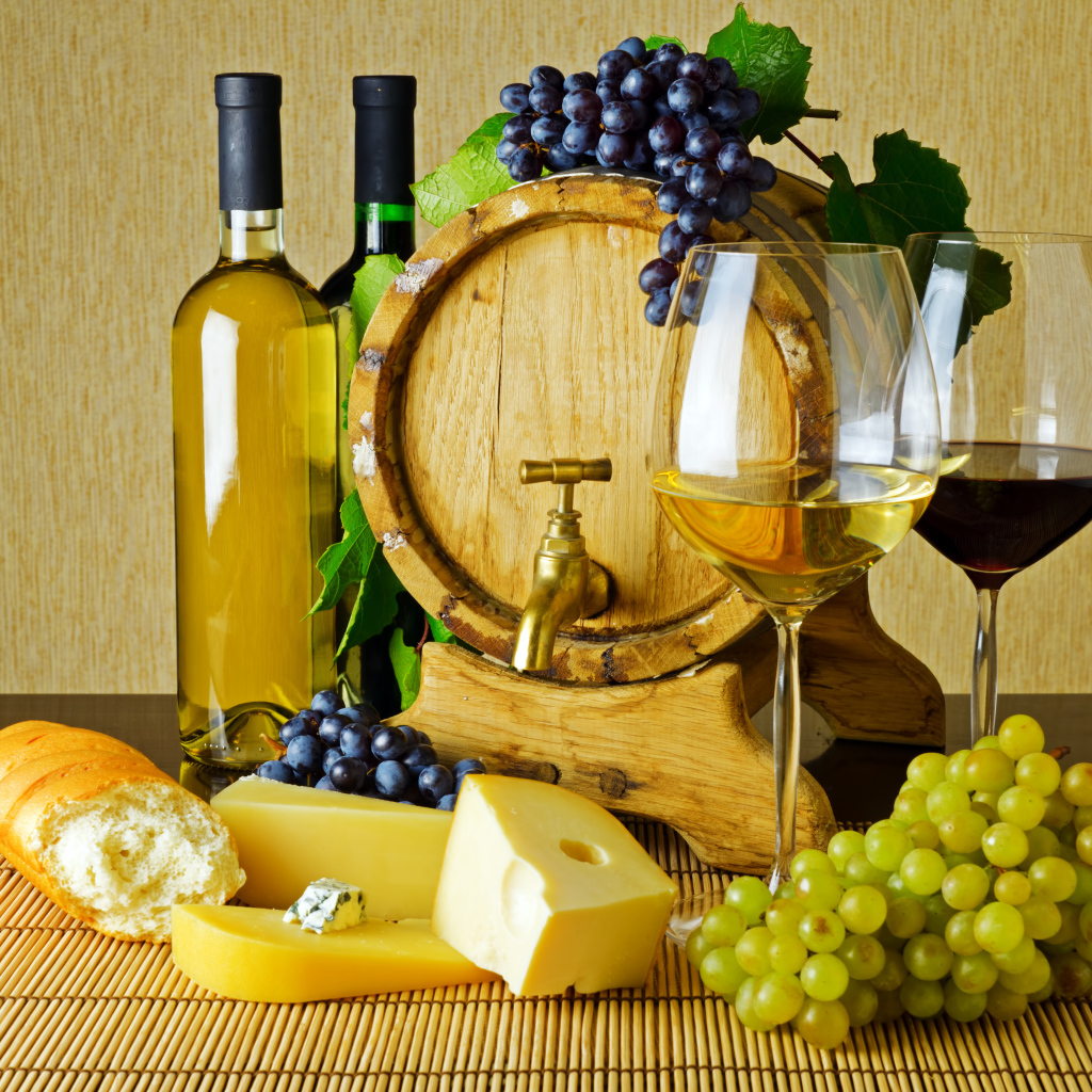 Бочонок и два бокала вина