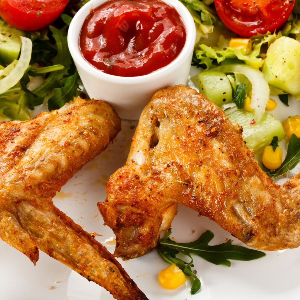 Жаренные крылышки с томатным соусом и овощами