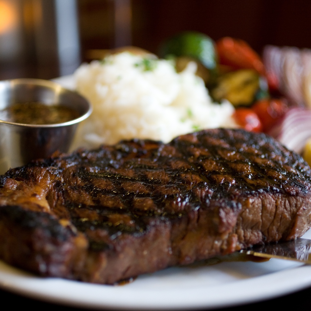 Сочный стейк с соусом