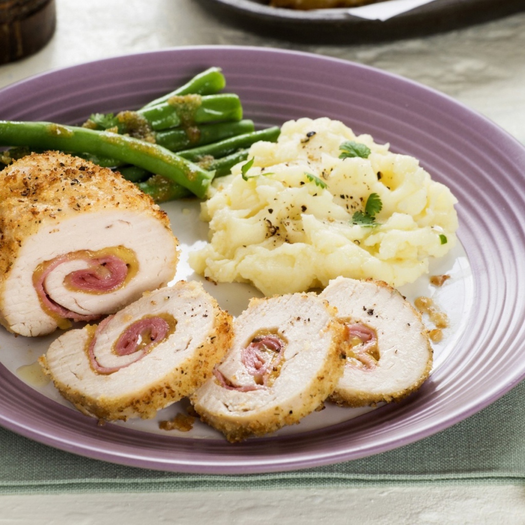 Мясной рулет с картофельным пюре