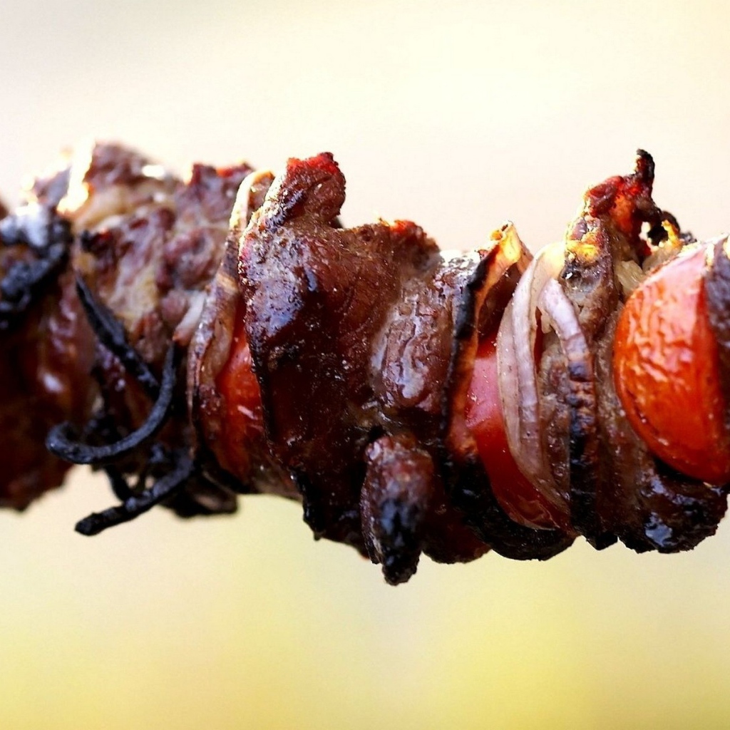 Шашлык на светлом фоне