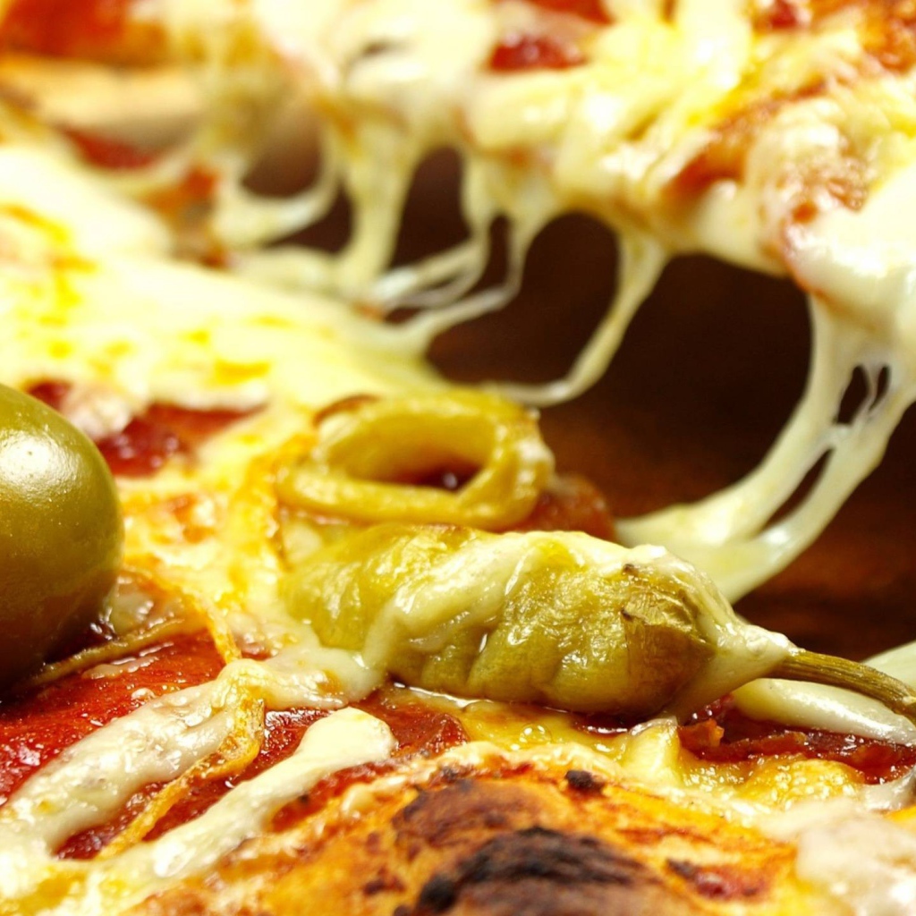 Пицца с сыром и зелеными оливками