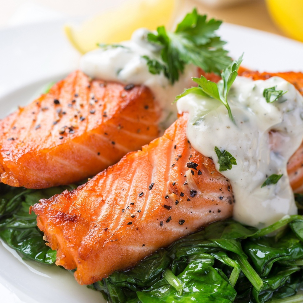 Красная рыба со шпинатом и соусом