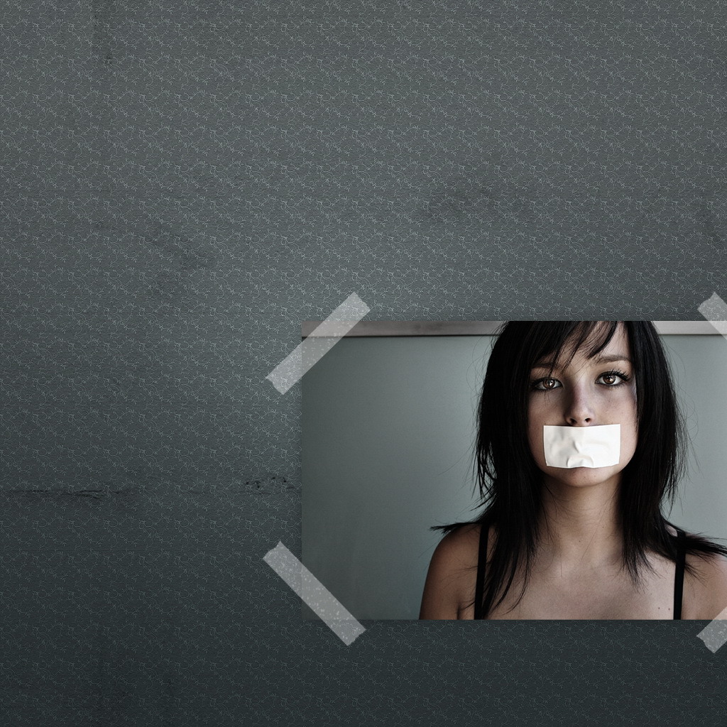 Девушка с заклеенным ртом