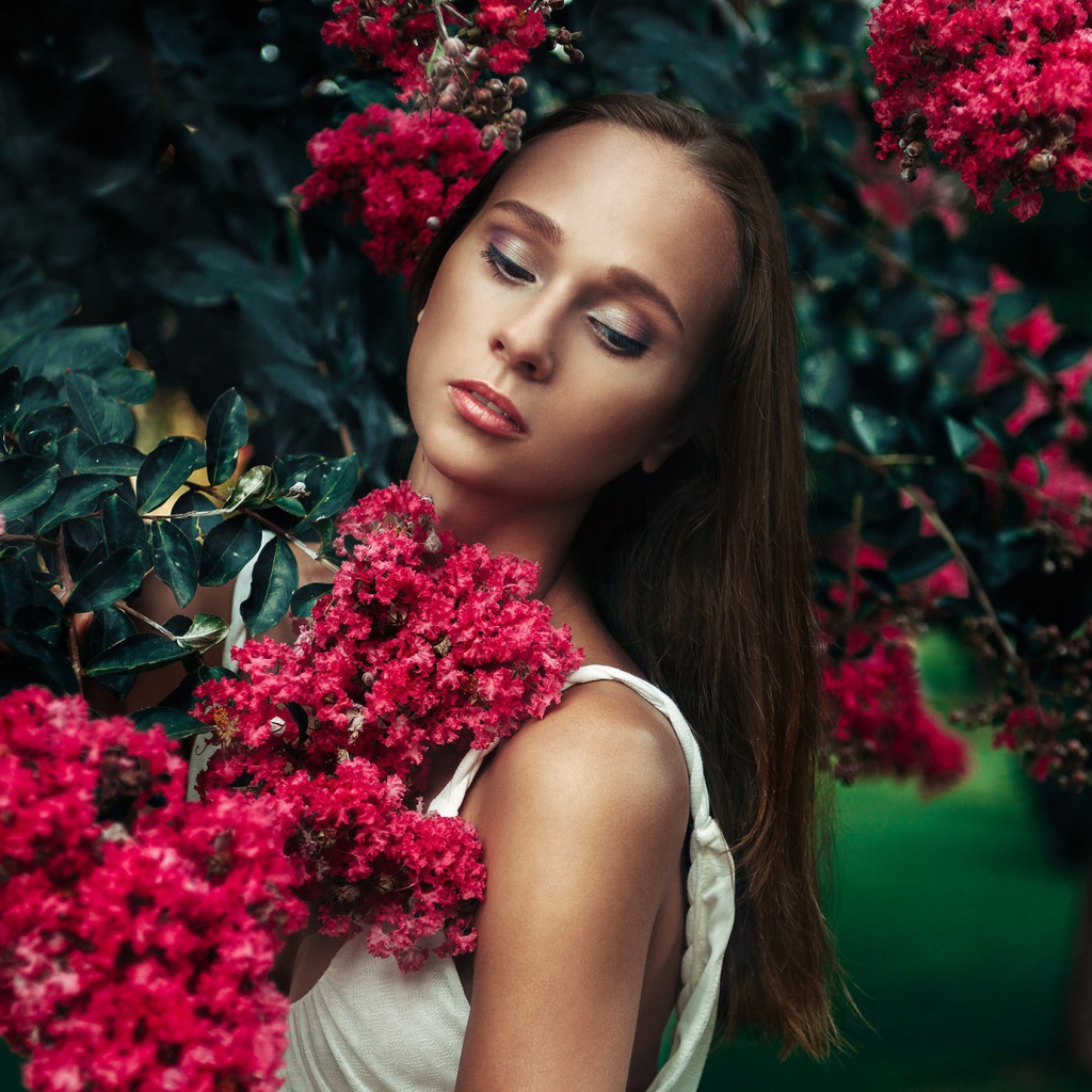 Девушка среди ветвей цветущего дерева