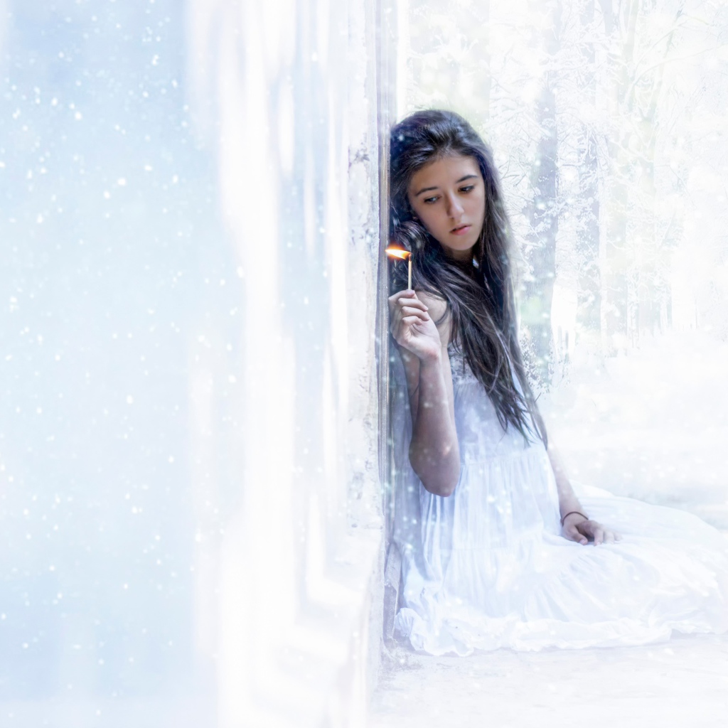 Девушка держит в руке горящую спичку