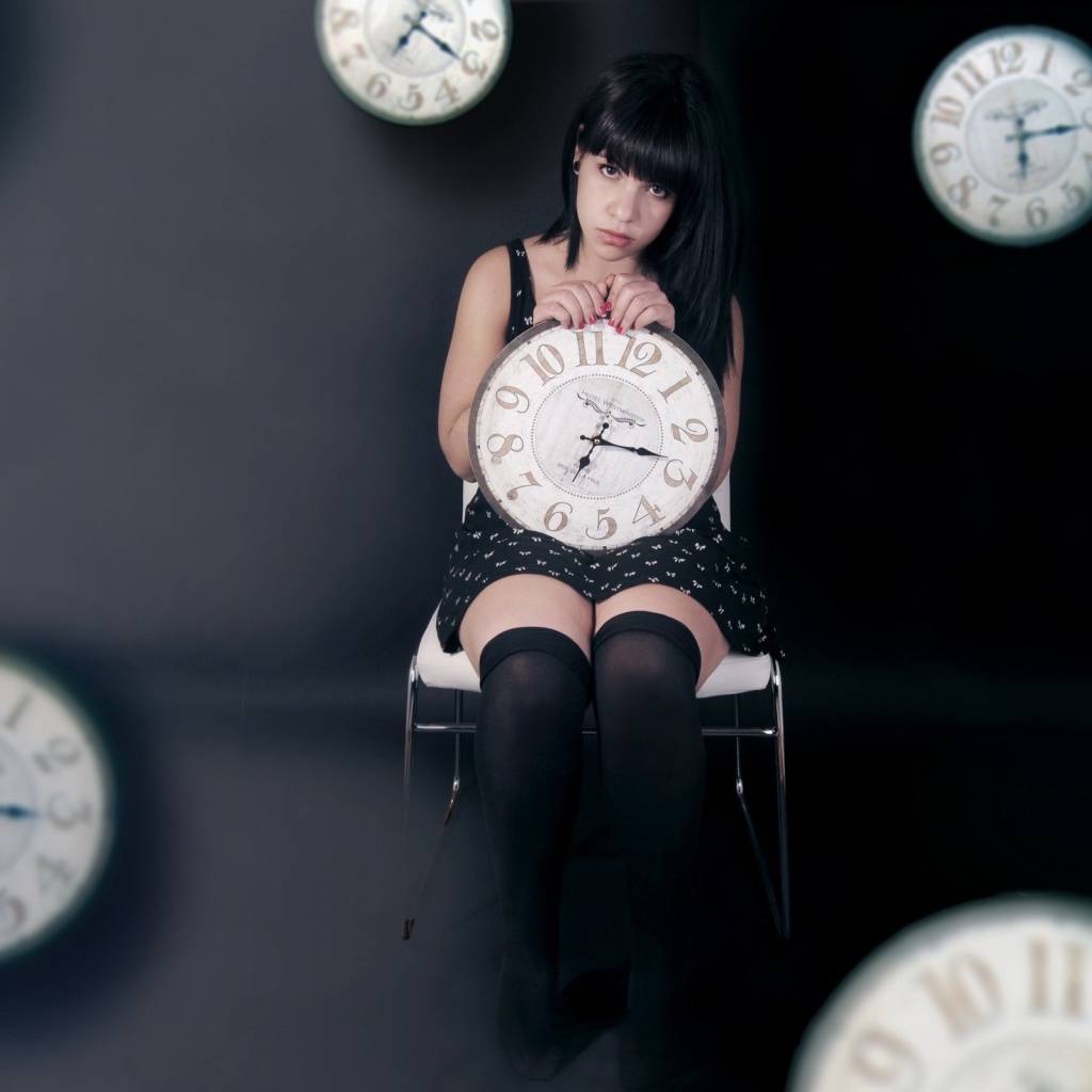 Девушка держит в руках часы