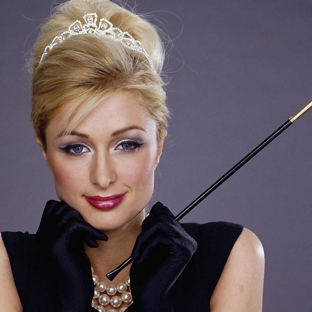 Девушка держит в руке дамский мундштук