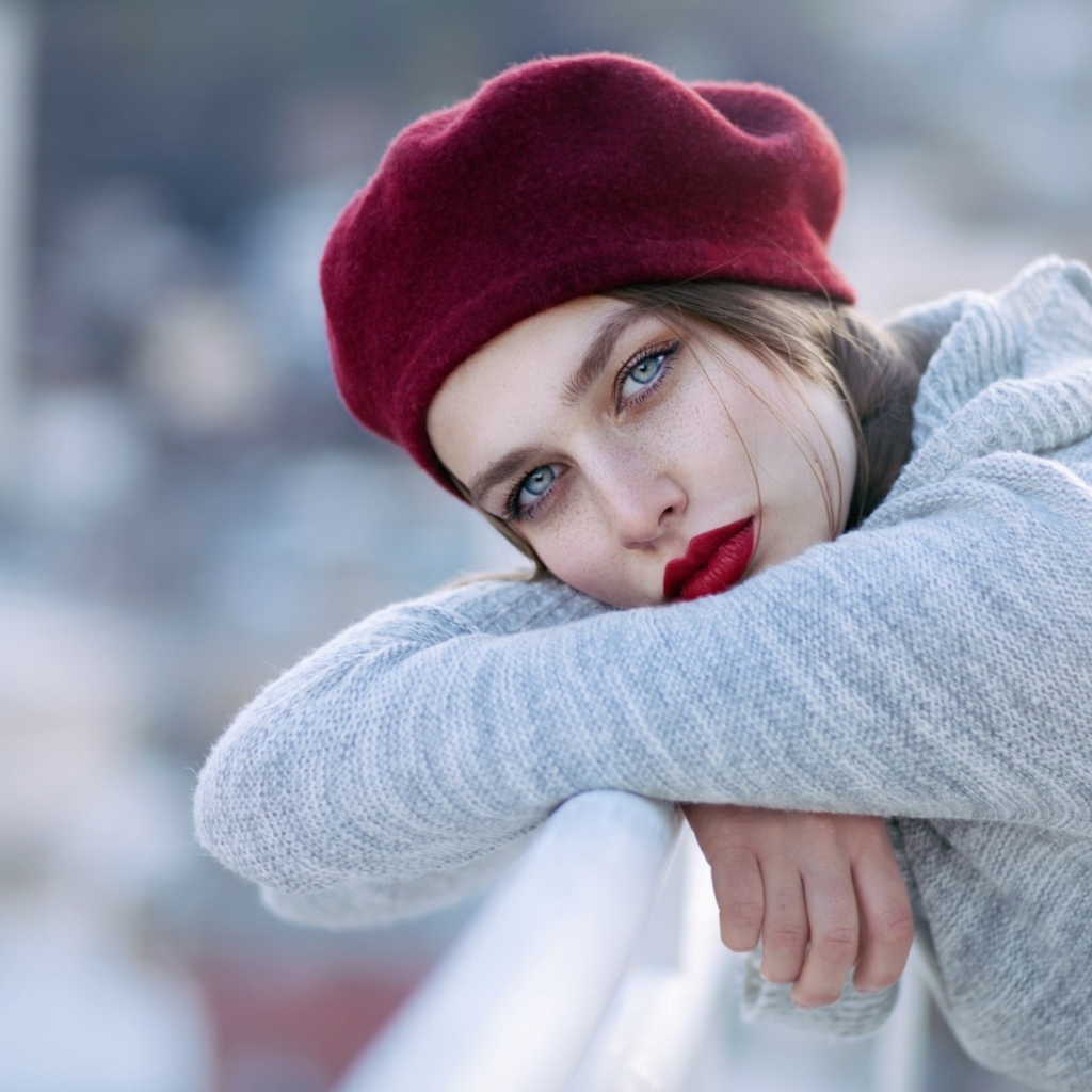 Девушка в сером свитере и красном берете