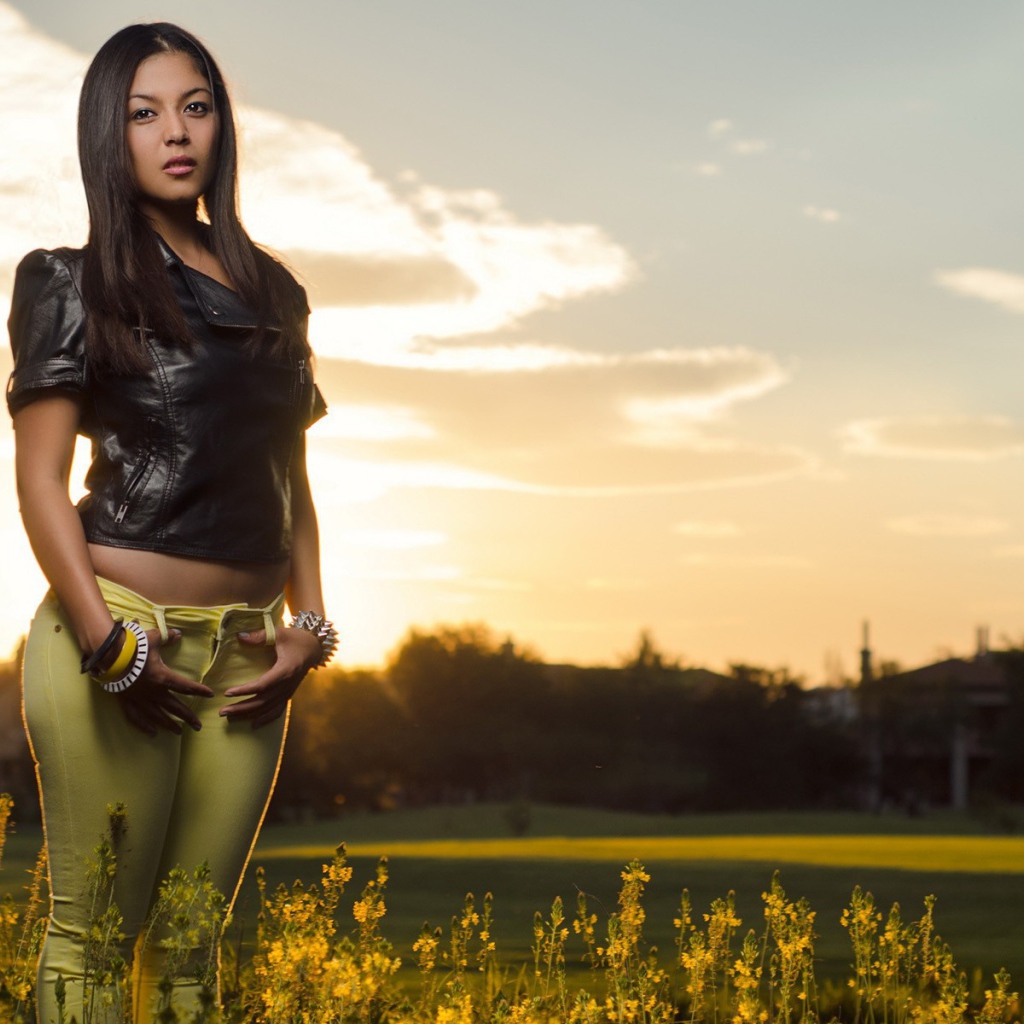 Девушка в кожаной куртке и желтых лосинах