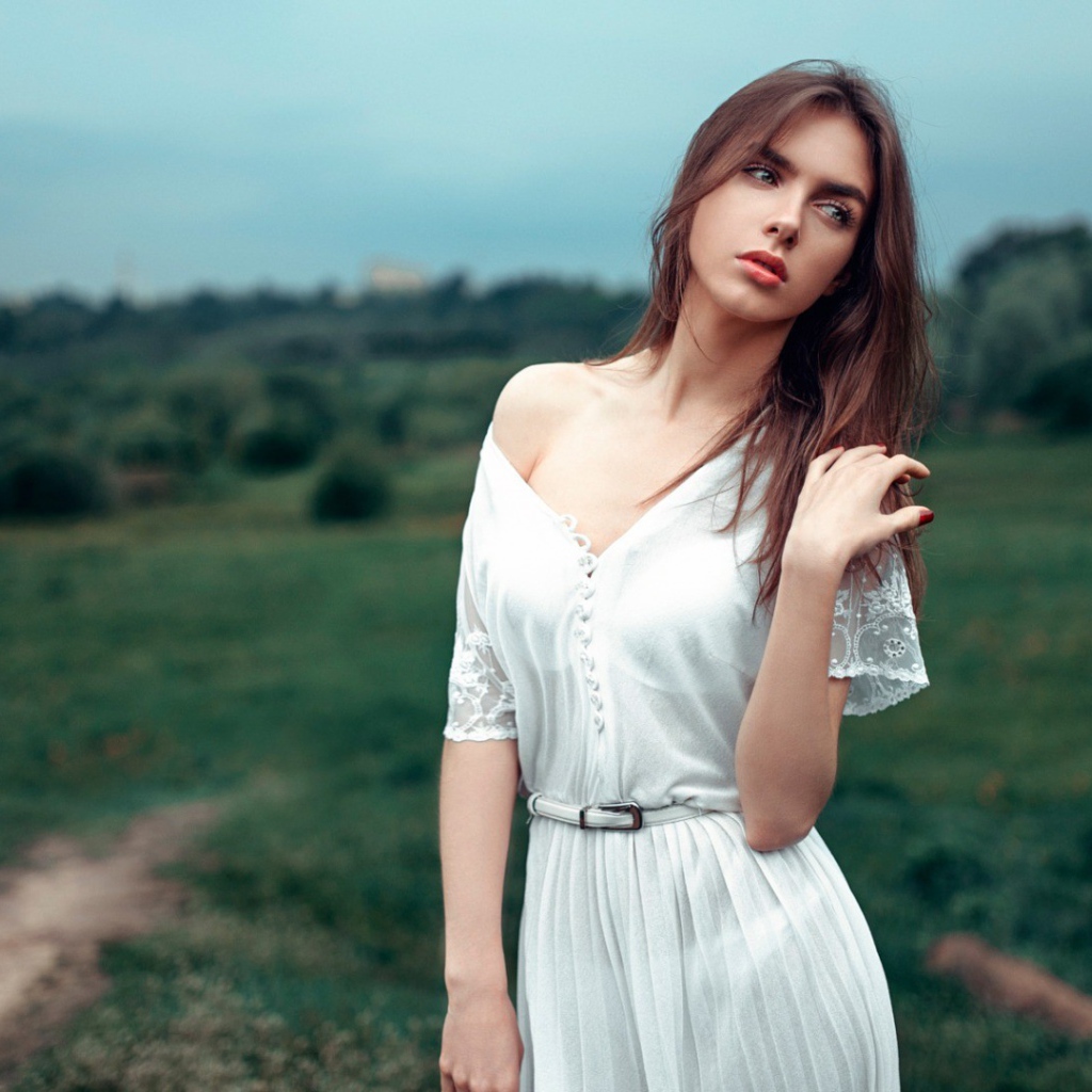 Девушка в белом платье, фотограф Георгий Чернядьев