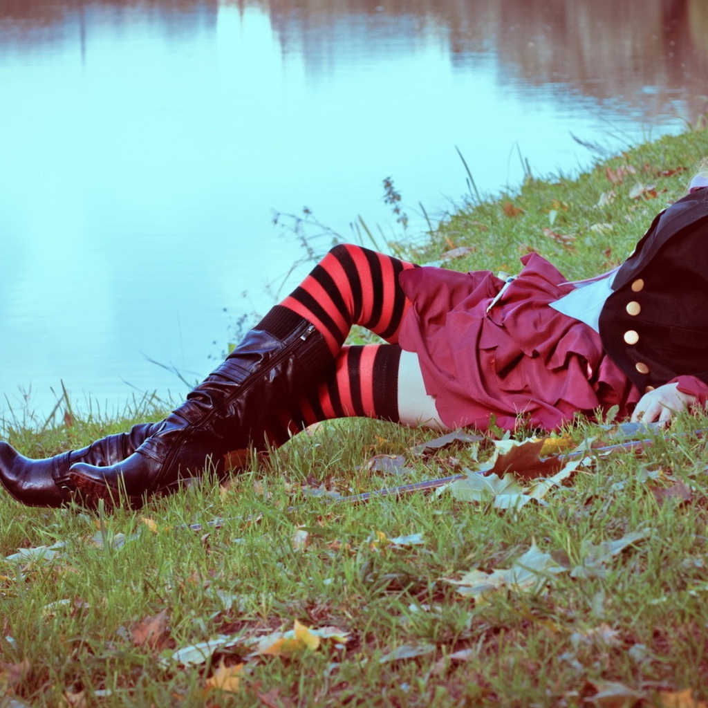 Девушка в чулках лежит на берегу