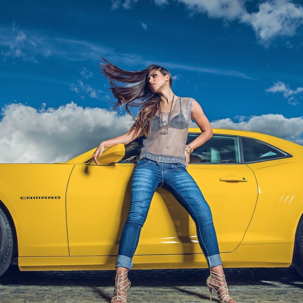 Девушка стоит у желтого автомобиля
