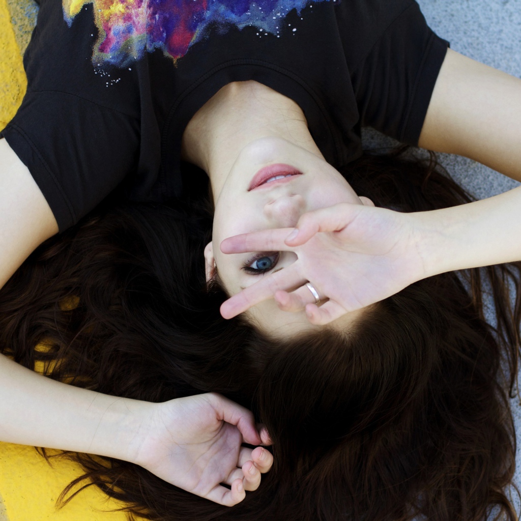 Актриса Эмили Радд лежит на спине