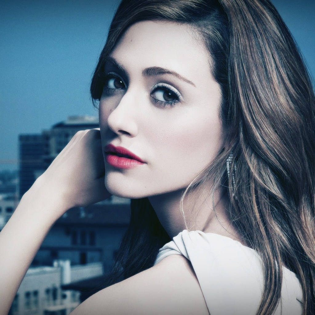 Девушка актриса Эмми Россам