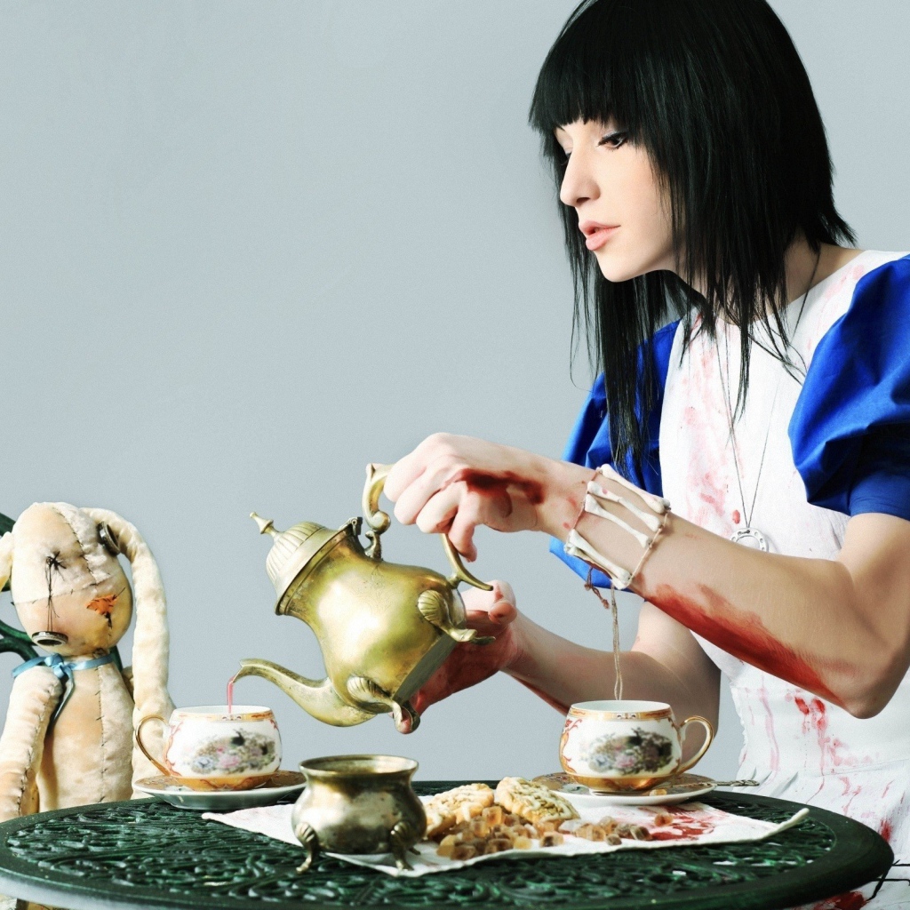 Взрослая девушка играет с куклой